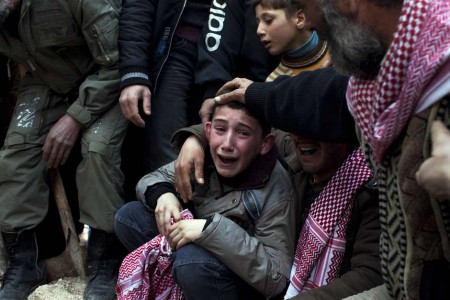 Un niño llamado Ahmed llora después de que su padre, Abdulaziz Abu Ahmed Khrer, fue asesinado por un francotirador del ejército sirio.